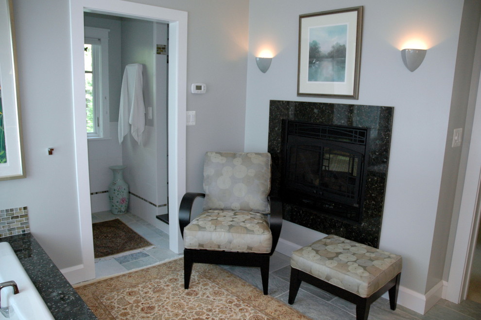 ワシントンD.C.にある広いコンテンポラリースタイルのおしゃれなマスターバスルーム (ドロップイン型浴槽、グレーの壁、セラミックタイルの床、グレーの床) の写真