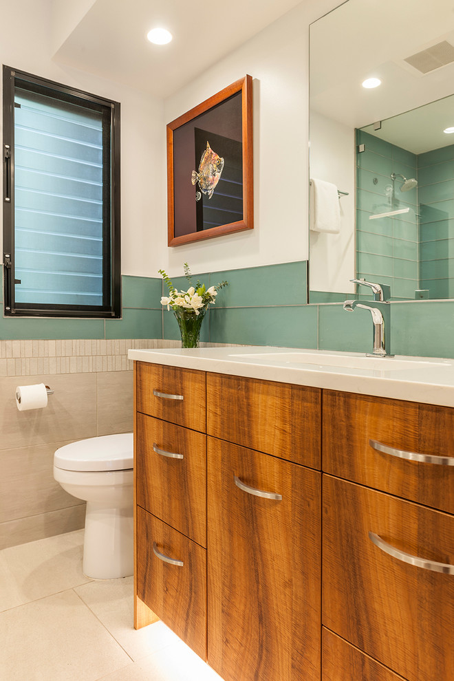 Foto på ett litet funkis badrum med dusch, med skåp i mellenmörkt trä, vit kakel, glaskakel, vita väggar, klinkergolv i porslin, ett undermonterad handfat, bänkskiva i kvarts och beiget golv