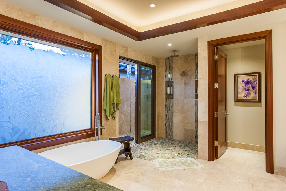 На фото: большая главная ванная комната в морском стиле с фасадами с утопленной филенкой, отдельно стоящей ванной, душем без бортиков, полом из травертина и врезной раковиной с