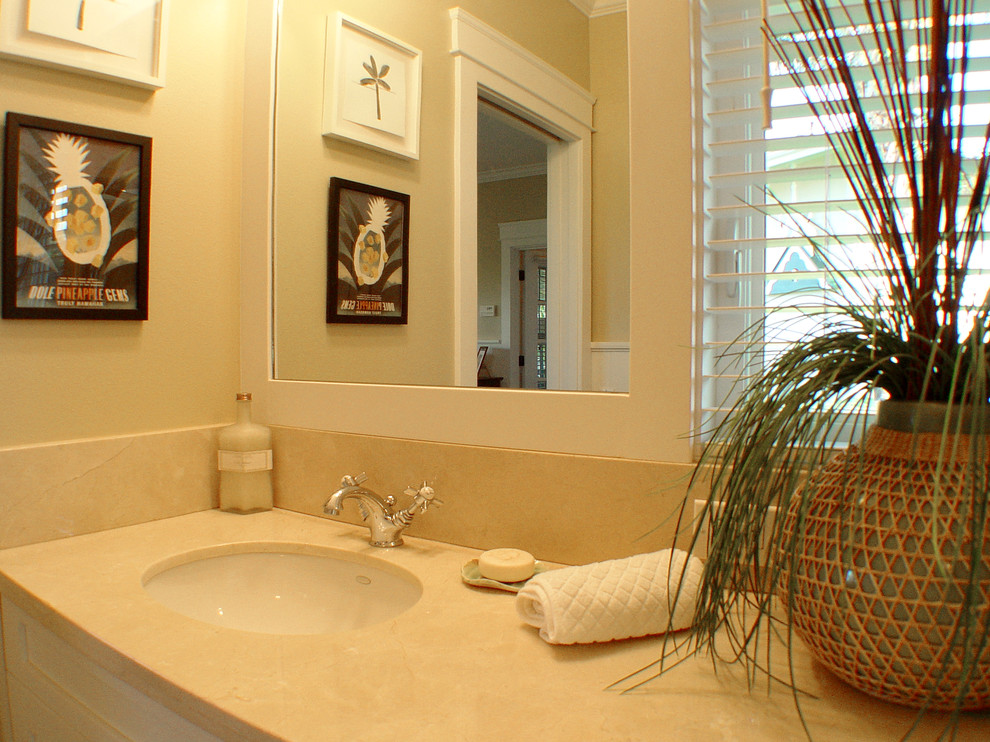 Idee per una stanza da bagno tropicale con top in marmo e lavabo sottopiano