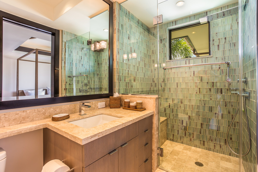 Inspiration för mellanstora moderna badrum med dusch, med släta luckor, skåp i mellenmörkt trä, granitbänkskiva, en öppen dusch, en toalettstol med hel cisternkåpa, flerfärgad kakel och glaskakel