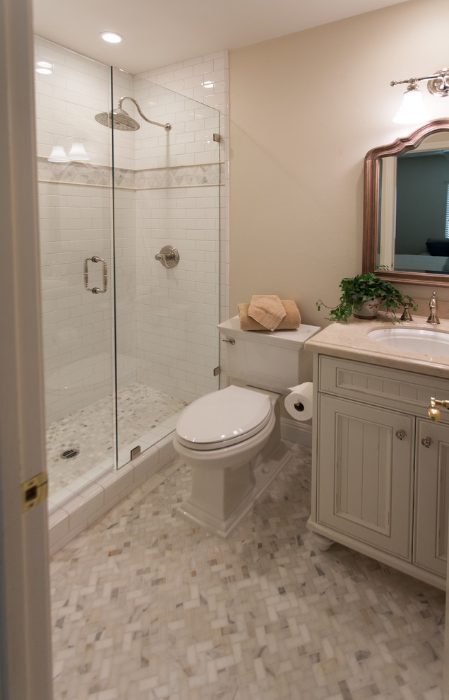 Aménagement d'une salle de bain classique de taille moyenne avec un placard à porte persienne, des portes de placard blanches, WC séparés, un carrelage beige, un carrelage blanc, mosaïque, un mur beige, un sol en carrelage de terre cuite, un lavabo encastré et un plan de toilette en surface solide.