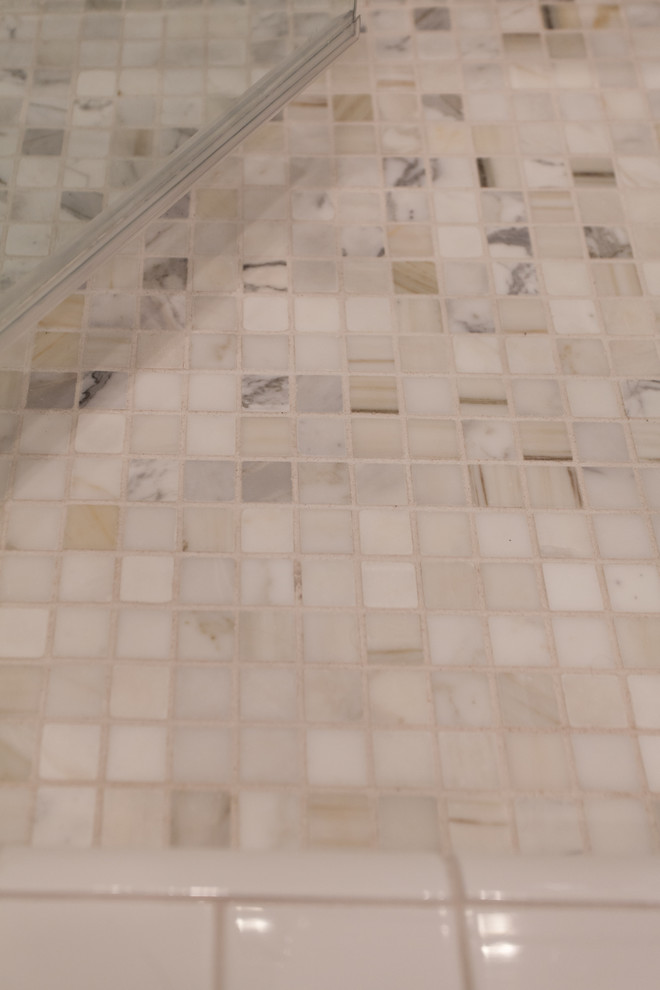 Mittelgroßes Klassisches Duschbad mit Lamellenschränken, weißen Schränken, Duschnische, Wandtoilette mit Spülkasten, beigen Fliesen, weißen Fliesen, Mosaikfliesen, beiger Wandfarbe, Mosaik-Bodenfliesen, Unterbauwaschbecken und Mineralwerkstoff-Waschtisch in Orange County