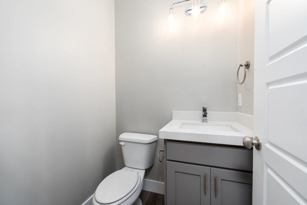 Idéer för ett stort amerikanskt vit badrum med dusch, med skåp i shakerstil, gröna skåp, ett badkar i en alkov, en dusch i en alkov, en toalettstol med separat cisternkåpa, grå kakel, keramikplattor, grå väggar, laminatgolv, ett undermonterad handfat, granitbänkskiva, grått golv och dusch med duschdraperi
