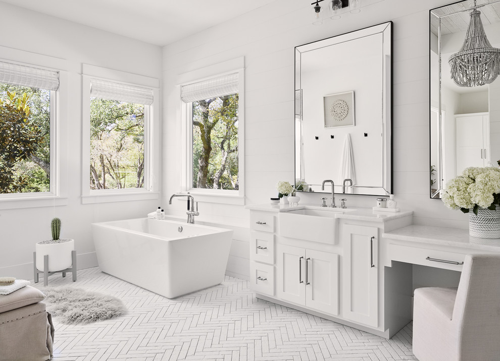 Foto de cuarto de baño principal clásico renovado con armarios estilo shaker, puertas de armario blancas, bañera exenta, paredes blancas, lavabo bajoencimera, suelo blanco y encimeras blancas