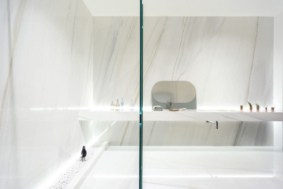 Idées déco pour une grande salle de bain contemporaine avec un carrelage multicolore, des carreaux de porcelaine et un sol en carrelage de porcelaine.