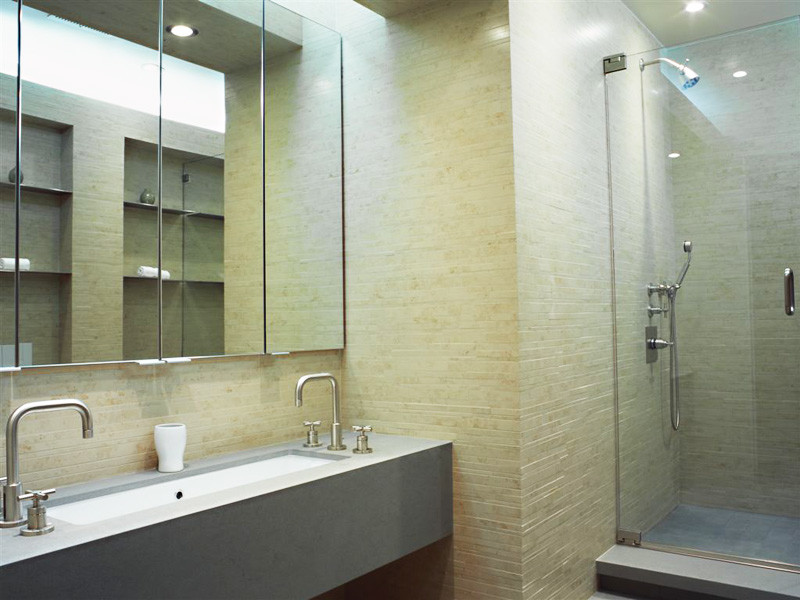 Immagine di una grande stanza da bagno padronale moderna con lavabo sottopiano, nessun'anta, top in marmo, doccia alcova, piastrelle beige, piastrelle in pietra, pareti beige e pavimento in marmo