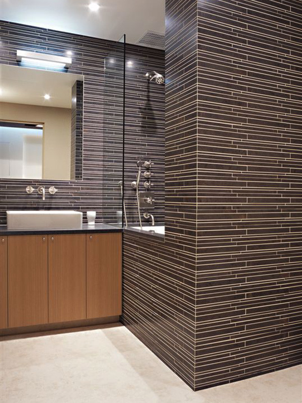 Exemple d'une grande salle de bain principale moderne en bois brun avec une vasque, un placard à porte plane, un plan de toilette en quartz, un bain japonais, un combiné douche/baignoire, un carrelage marron, des carreaux en allumettes, un mur beige et un sol en marbre.