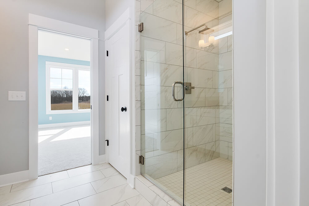 Exempel på ett mellanstort klassiskt grå grått en-suite badrum, med luckor med infälld panel, vita skåp, en dusch i en alkov, en toalettstol med separat cisternkåpa, marmorkakel, grå väggar, marmorgolv, ett undermonterad handfat, bänkskiva i kvarts, vitt golv och dusch med gångjärnsdörr