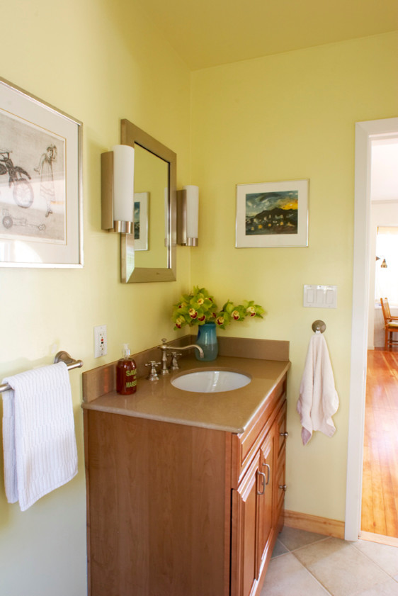 Idée de décoration pour une petite salle de bain bohème en bois brun pour enfant avec un lavabo posé, un plan de toilette en granite, une baignoire en alcôve, un combiné douche/baignoire, WC séparés, un mur jaune et un sol en carrelage de céramique.