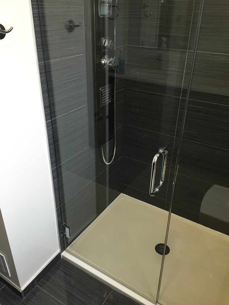 Foto på ett mellanstort funkis en-suite badrum, med släta luckor, en öppen dusch, en toalettstol med separat cisternkåpa, svart kakel, keramikplattor, beige väggar och klinkergolv i keramik