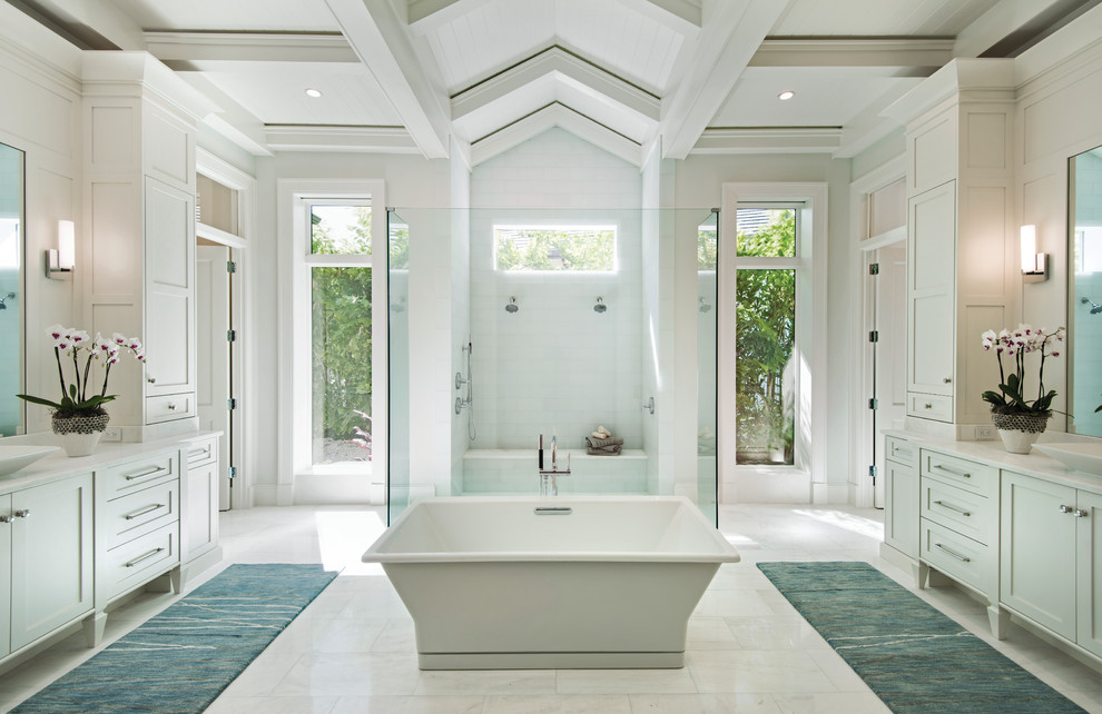 На фото: ванная комната в стиле неоклассика (современная классика) с открытым душем с