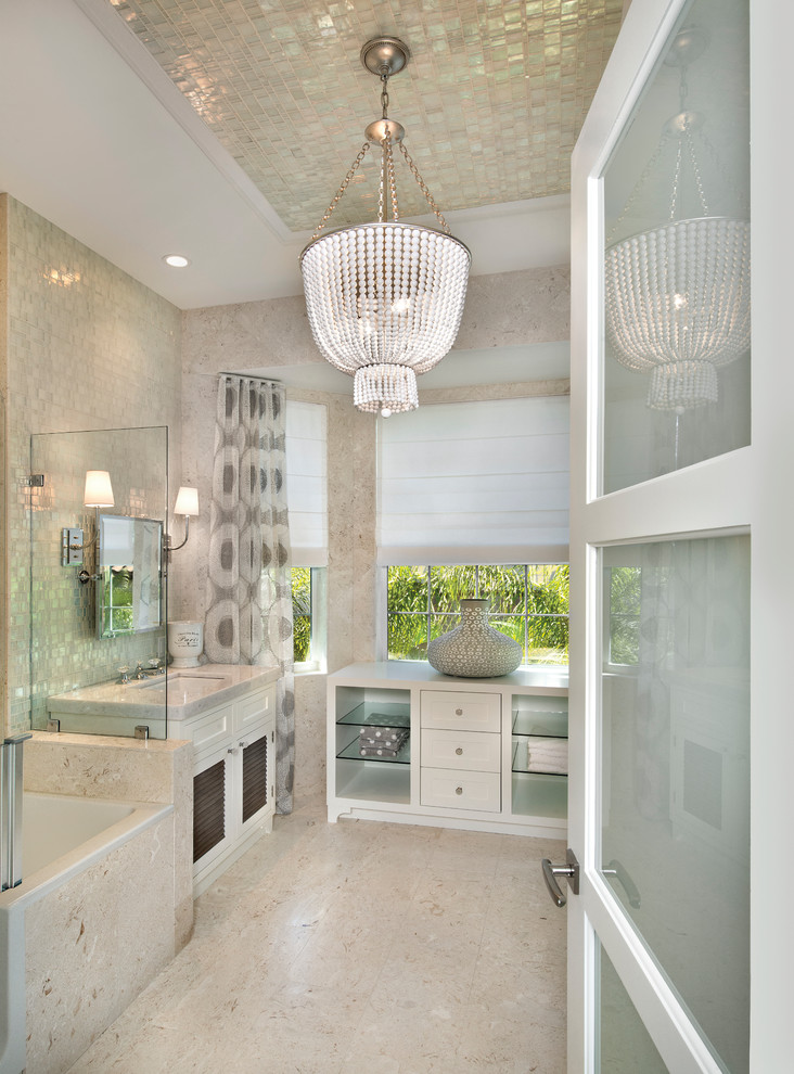 Imagen de cuarto de baño principal con puertas de armario blancas, baldosas y/o azulejos multicolor, suelo de piedra caliza, lavabo bajoencimera y encimera de mármol