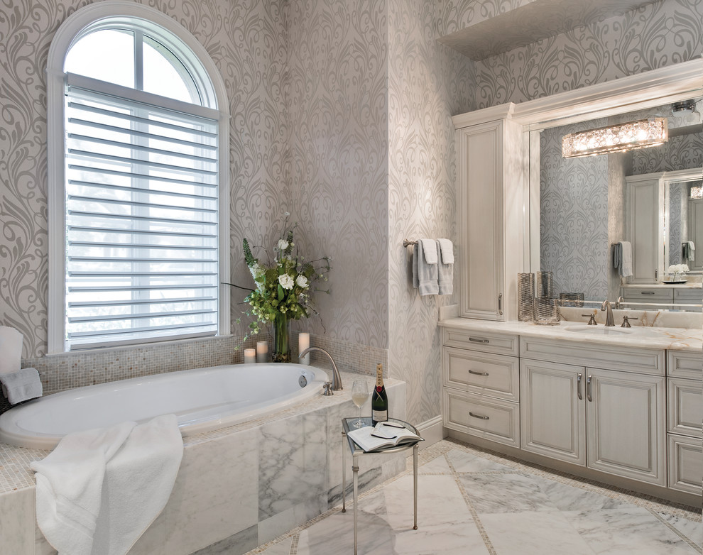 Réalisation d'une salle de bain avec un carrelage multicolore, mosaïque, un sol en marbre, un lavabo encastré et un plan de toilette en marbre.