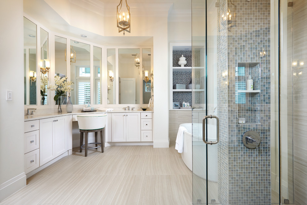 Пример оригинального дизайна: главная ванная комната в стиле неоклассика (современная классика) с фасадами в стиле шейкер, белыми фасадами, отдельно стоящей ванной, синей плиткой, плиткой мозаикой и белыми стенами