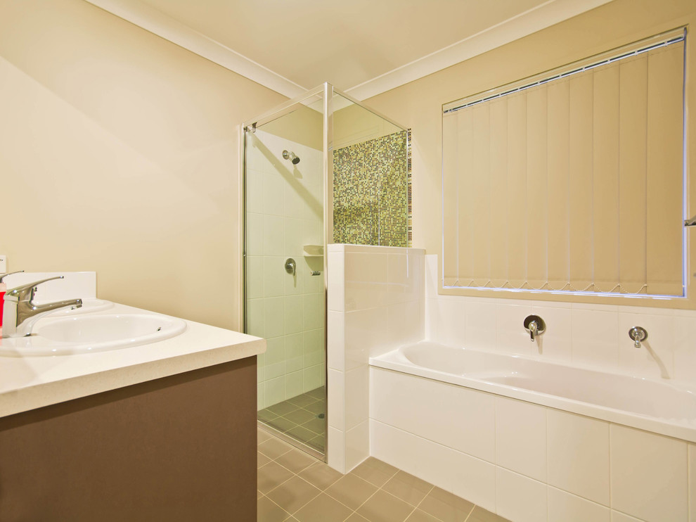 Esempio di una stanza da bagno per bambini minimalista di medie dimensioni con lavabo da incasso, vasca da incasso, doccia ad angolo, piastrelle bianche, pareti bianche e pavimento con piastrelle in ceramica