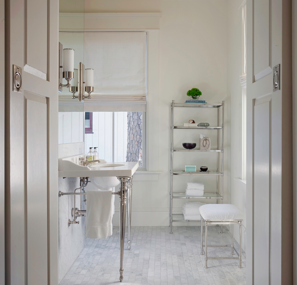 Esempio di una stanza da bagno chic con lavabo a consolle e pareti bianche