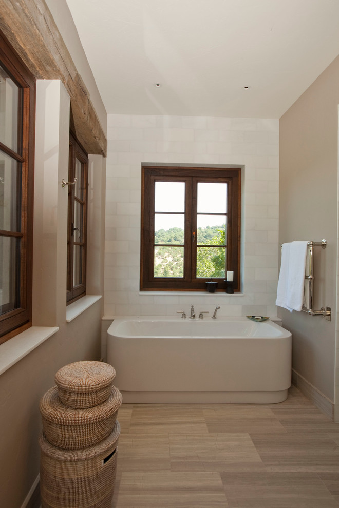 Foto de cuarto de baño principal contemporáneo de tamaño medio con ducha empotrada, bañera exenta, sanitario de dos piezas, paredes beige y suelo de madera clara