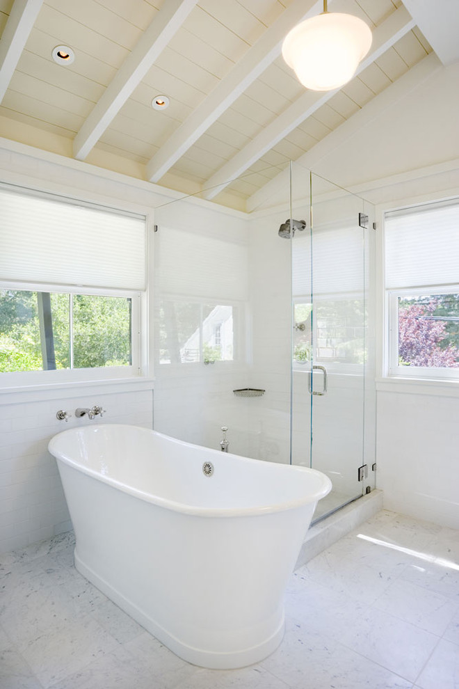 サンフランシスコにあるトラディショナルスタイルのおしゃれな浴室 (置き型浴槽) の写真