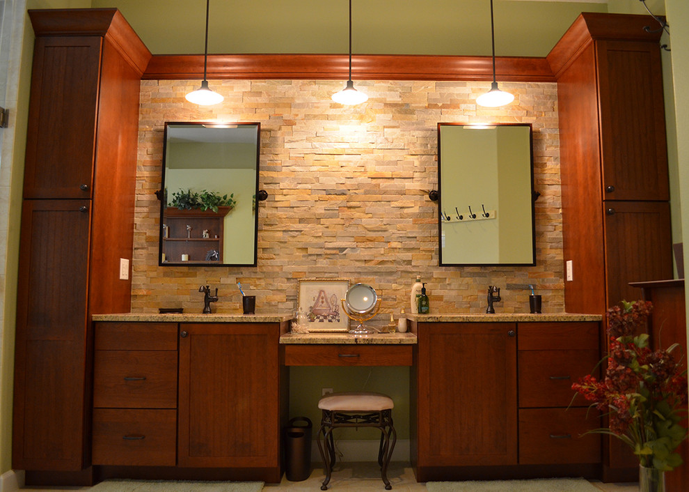Idéer för mellanstora funkis en-suite badrum, med ett undermonterad handfat, luckor med profilerade fronter, skåp i mellenmörkt trä, granitbänkskiva, ett fristående badkar, en kantlös dusch, en toalettstol med separat cisternkåpa, beige kakel, porslinskakel, gröna väggar och klinkergolv i porslin