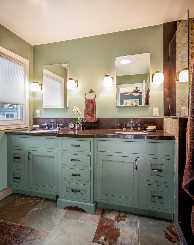 Immagine di una stanza da bagno padronale chic di medie dimensioni con ante in stile shaker, ante verdi e pavimento in ardesia