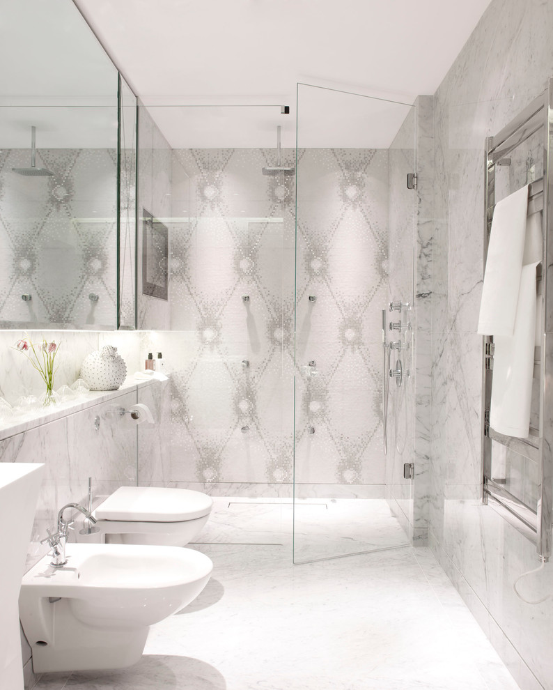 На фото: ванная комната в современном стиле с душем без бортиков, биде и белой плиткой