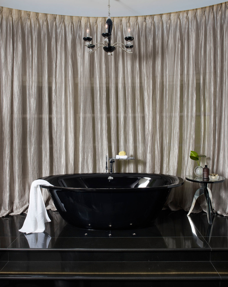 Diseño de cuarto de baño minimalista con ducha doble