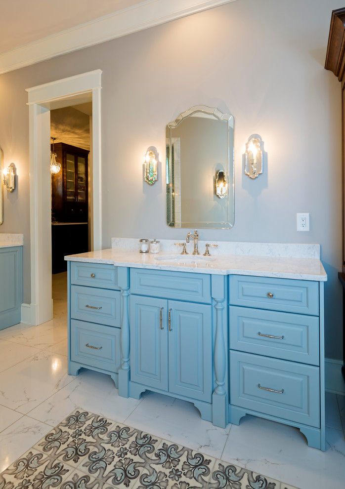 Immagine di una grande stanza da bagno padronale tradizionale con ante con bugna sagomata, ante grigie, piastrelle bianche e top in marmo