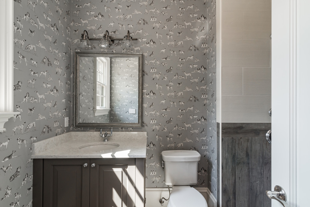 Idéer för ett mellanstort klassiskt badrum, med luckor med upphöjd panel, grå skåp, en öppen dusch, en toalettstol med hel cisternkåpa, flerfärgad kakel, keramikplattor, orange väggar, klinkergolv i keramik, ett undermonterad handfat, bänkskiva i kvarts och grått golv