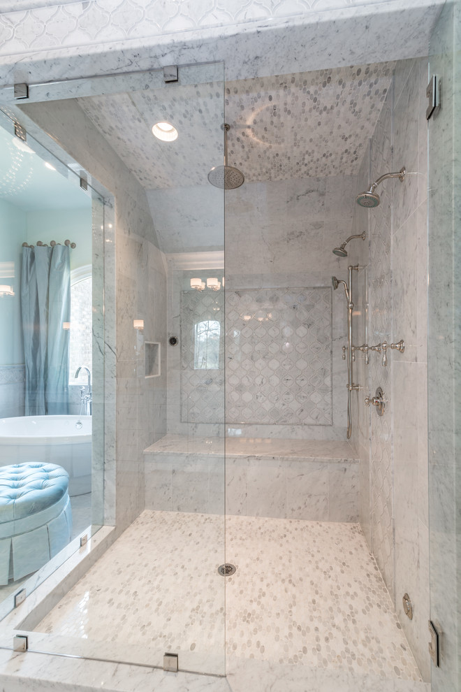 Immagine di un'ampia stanza da bagno padronale classica con consolle stile comò, ante bianche e top in marmo