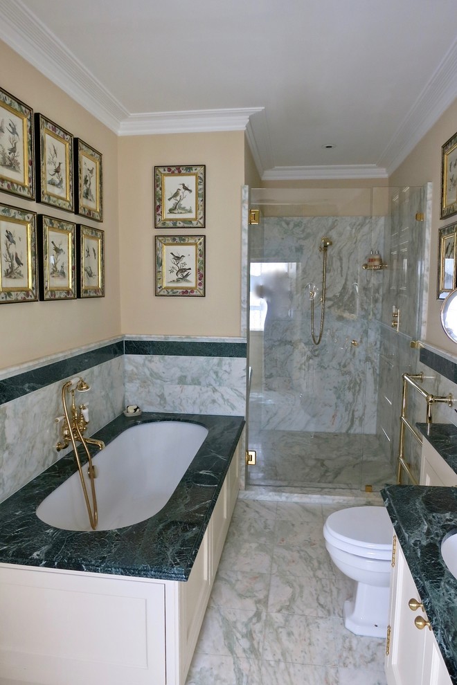 ロンドンにあるラグジュアリーなトラディショナルスタイルのおしゃれな浴室の写真