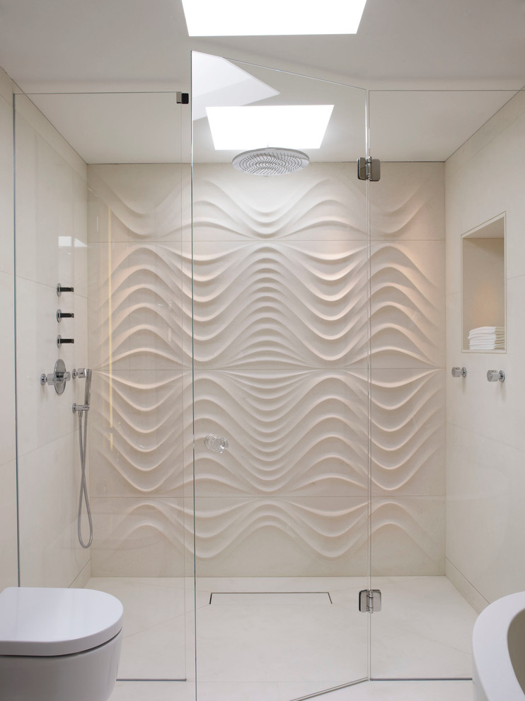 Imagen de cuarto de baño actual con bañera exenta, ducha doble y baldosas y/o azulejos blancos