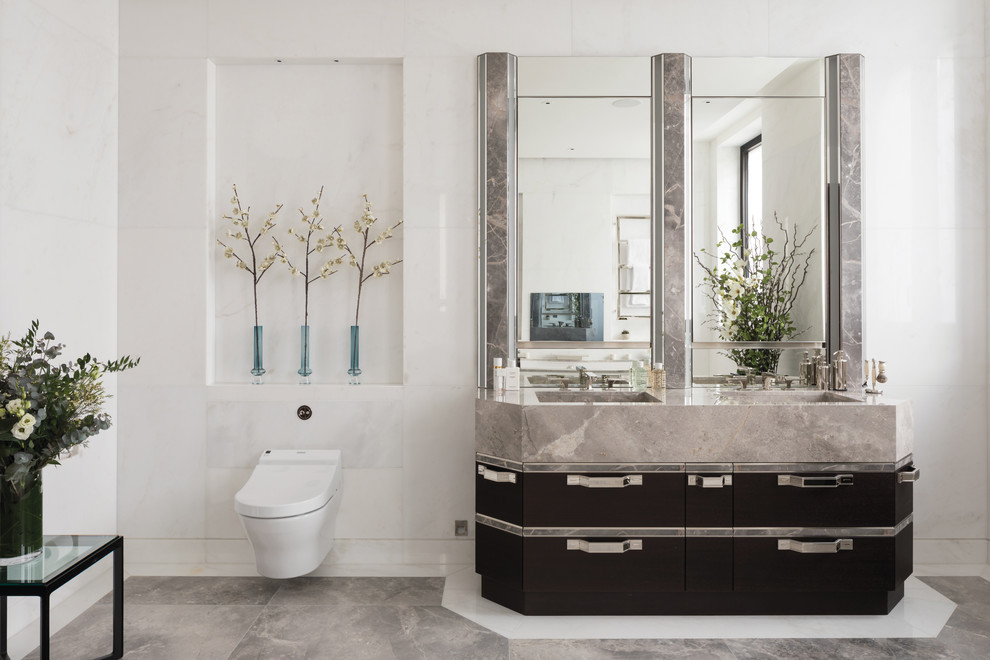 На фото: ванная комната в современном стиле с плоскими фасадами, черными фасадами, инсталляцией, белыми стенами, монолитной раковиной, коричневым полом и коричневой столешницей