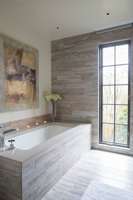Idéer för ett stort klassiskt en-suite badrum, med ett integrerad handfat, skåp i slitet trä, bänkskiva i betong, ett platsbyggt badkar, en dusch i en alkov och vita väggar