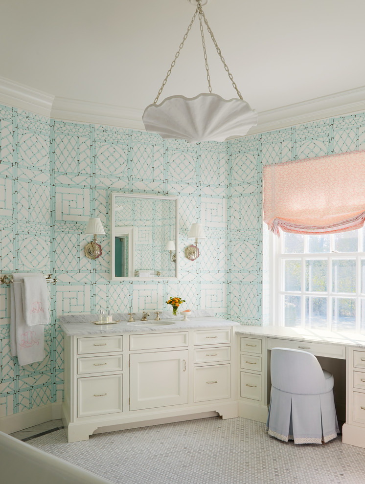 Imagen de cuarto de baño principal tradicional con puertas de armario blancas, paredes azules, suelo con mosaicos de baldosas, lavabo bajoencimera y armarios con paneles empotrados