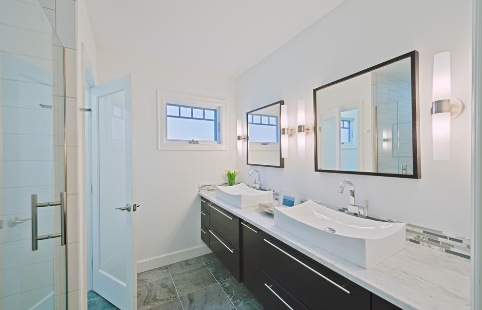 Стильный дизайн: главная ванная комната среднего размера в современном стиле с плоскими фасадами, темными деревянными фасадами, душем в нише, бежевой плиткой, синей плиткой, серой плиткой, стеклянной плиткой, белыми стенами, мраморным полом, настольной раковиной и мраморной столешницей - последний тренд