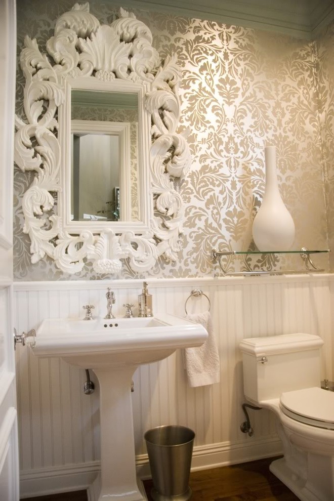 Idee per una stanza da bagno con doccia stile shabby di medie dimensioni con WC monopezzo, piastrelle bianche, pareti multicolore, parquet scuro, lavabo a colonna e pavimento marrone