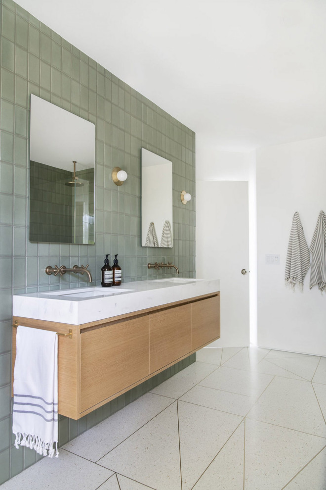 Ispirazione per una stanza da bagno minimalista con ante lisce, ante in legno chiaro, piastrelle verdi, pareti bianche, lavabo sottopiano, pavimento grigio, top bianco, due lavabi e mobile bagno sospeso