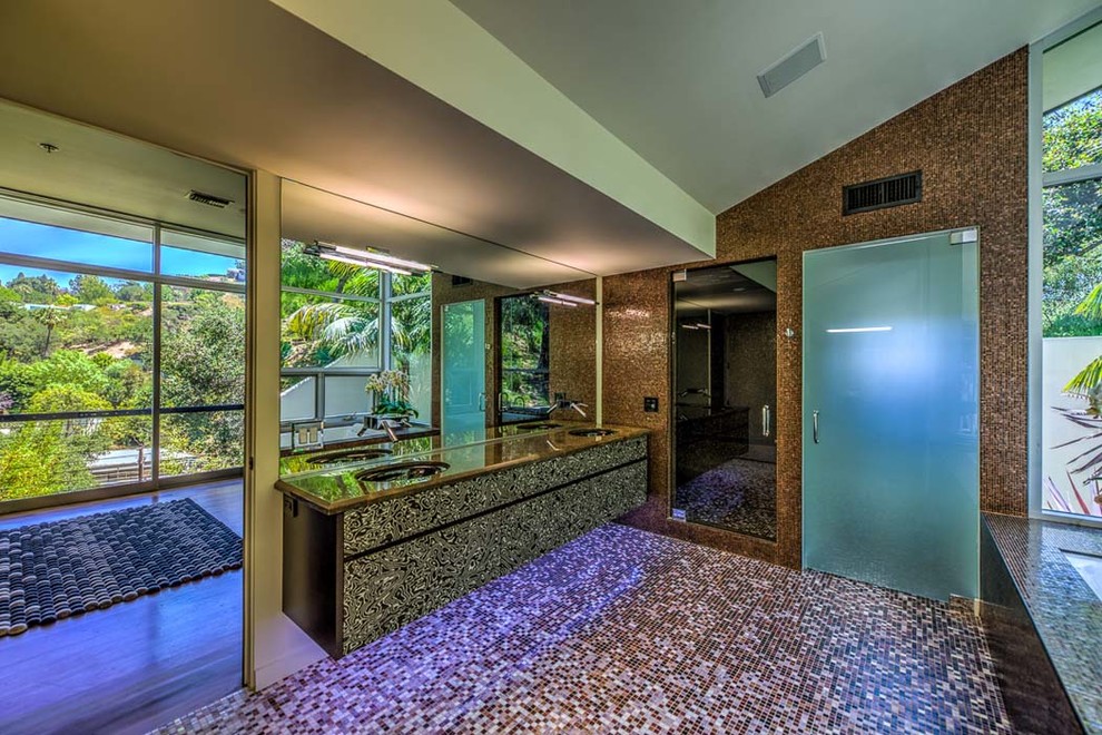 На фото: большая главная ванная комната в современном стиле с врезной раковиной, темными деревянными фасадами, мраморной столешницей, унитазом-моноблоком, разноцветной плиткой, стеклянной плиткой, серыми стенами и полом из мозаичной плитки с