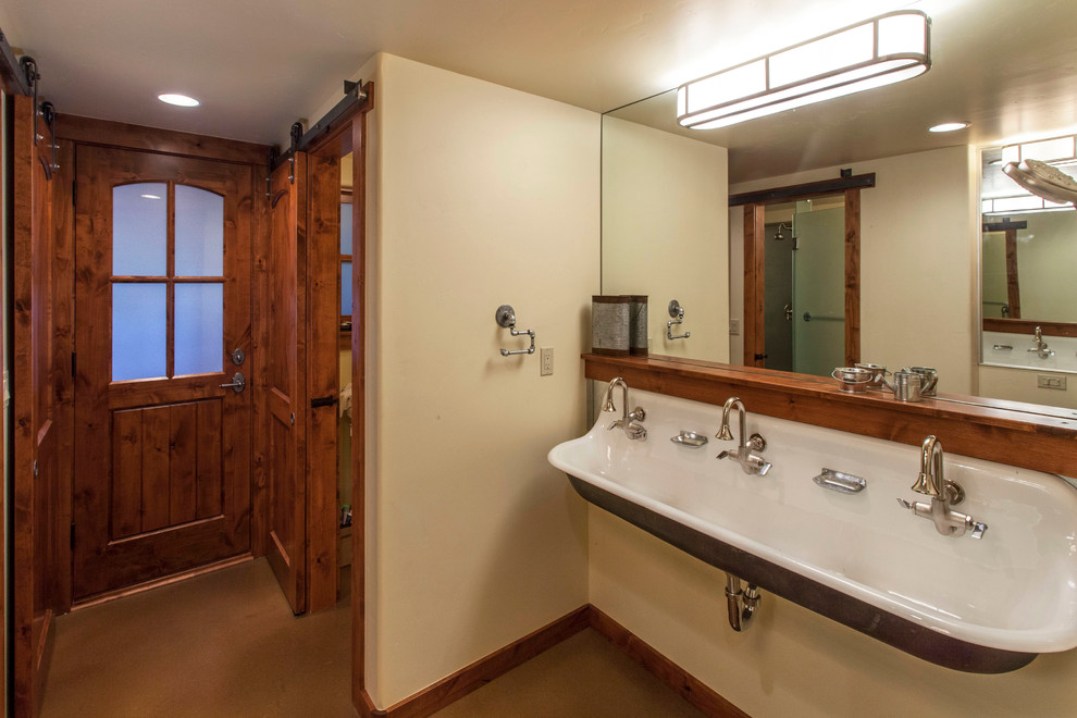Example of an eclectic bathroom design in Sacramento