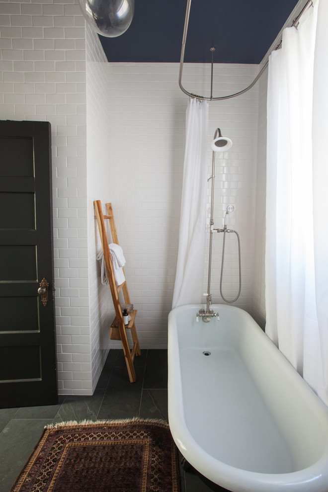 Bild på ett funkis badrum, med ett badkar med tassar och tunnelbanekakel