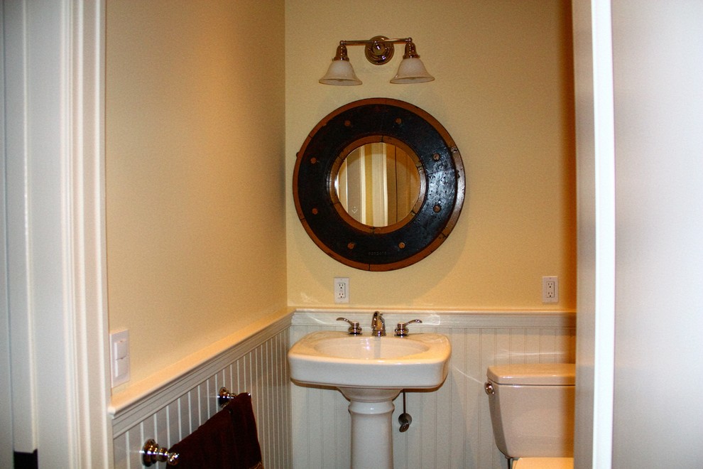 Esempio di una piccola stanza da bagno con doccia stile marinaro con WC a due pezzi, pareti bianche e lavabo a colonna