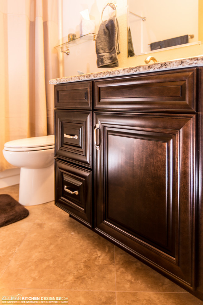 Exempel på ett stort klassiskt en-suite badrum, med ett undermonterad handfat, luckor med upphöjd panel, skåp i mörkt trä, granitbänkskiva, en öppen dusch, beige kakel, porslinskakel, beige väggar och skiffergolv