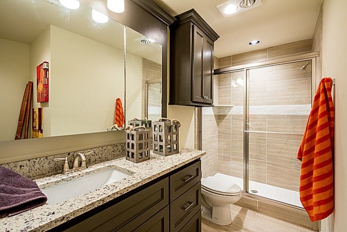 Esempio di una grande stanza da bagno con doccia stile americano con ante in legno bruno, top in quarzite, doccia a filo pavimento, piastrelle beige e pareti beige