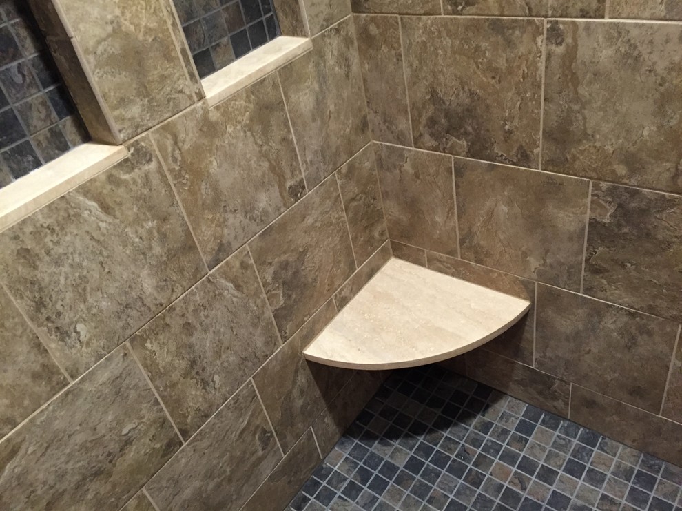 Foto de cuarto de baño principal tradicional con baldosas y/o azulejos marrones y paredes beige