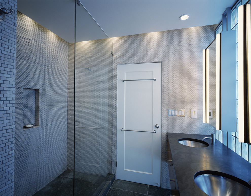 Свежая идея для дизайна: ванная комната в стиле модернизм с плиткой мозаикой - отличное фото интерьера