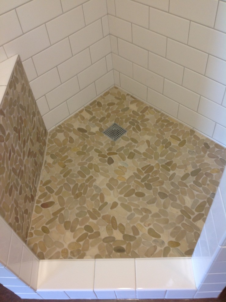 Idée de décoration pour une petite salle d'eau minimaliste avec une douche d'angle, un carrelage blanc, un carrelage métro et un sol en galet.