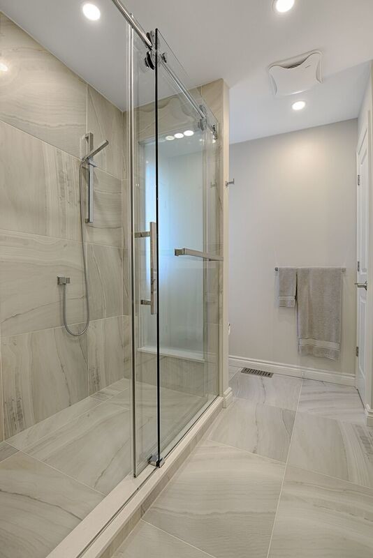Inspiration för ett mellanstort funkis en-suite badrum, med släta luckor, grå skåp, en öppen dusch, grå kakel, keramikplattor, grå väggar, klinkergolv i keramik, ett avlångt handfat och bänkskiva i kvarts