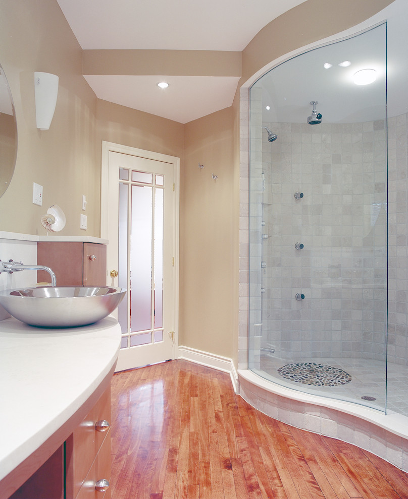 Imagen de cuarto de baño contemporáneo con lavabo sobreencimera