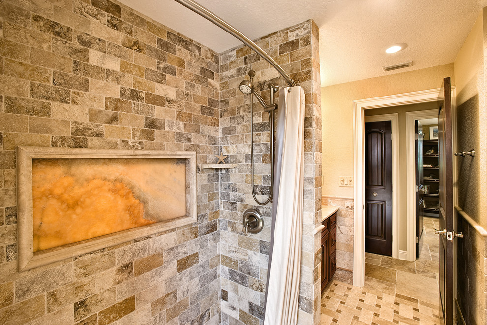 Foto på ett mellanstort eklektiskt en-suite badrum, med luckor med upphöjd panel, skåp i mellenmörkt trä, en dusch i en alkov, beige kakel, brun kakel, stenkakel, beige väggar, travertin golv och ett fristående handfat